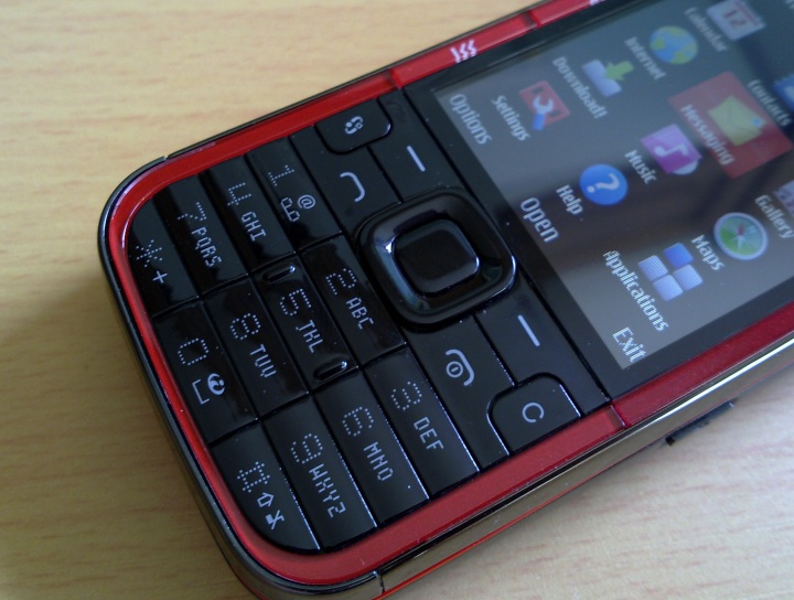 Nokia 5730 XpressMusic close-up