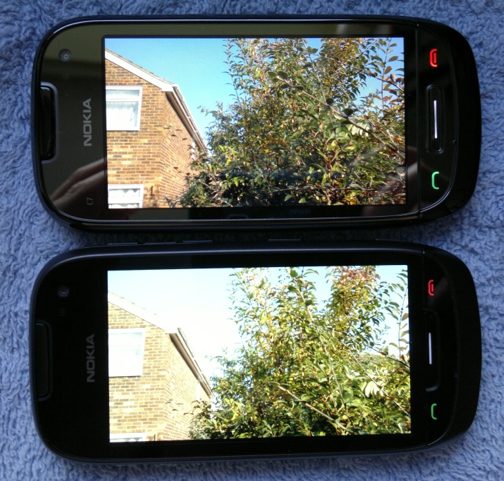 Nokia 701 vs C7 display face-off
