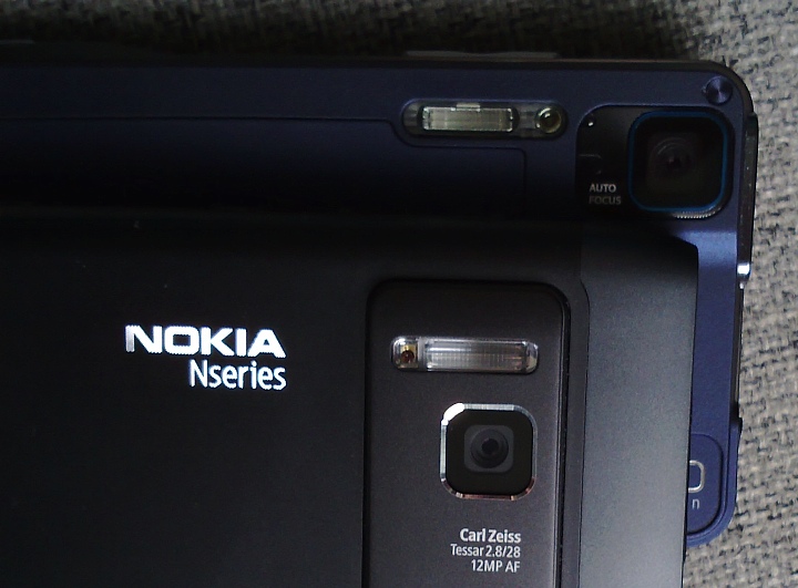 Nokia N8 versus Motorola XT720