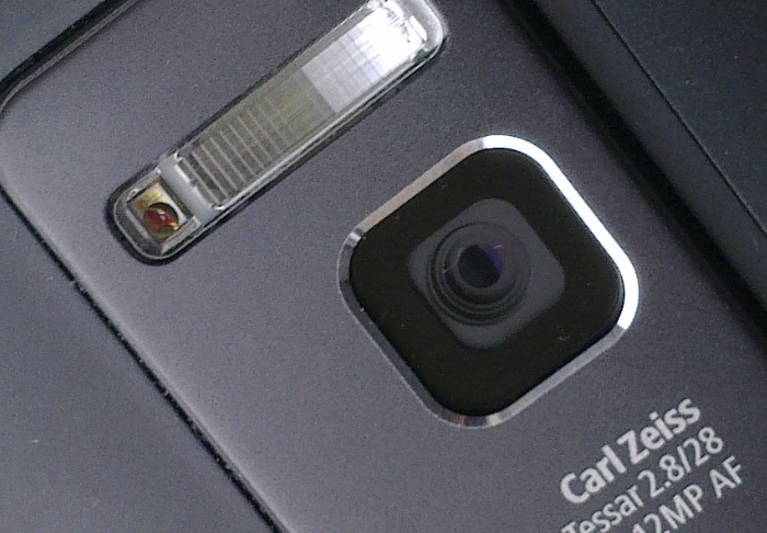 Nokia N8 camera lens