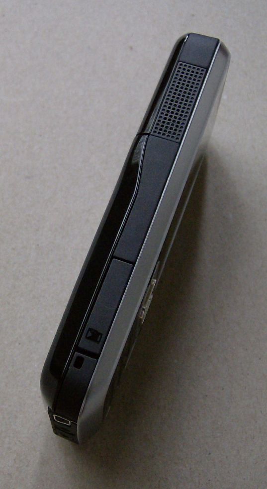 Nokia 6120 Classic left view