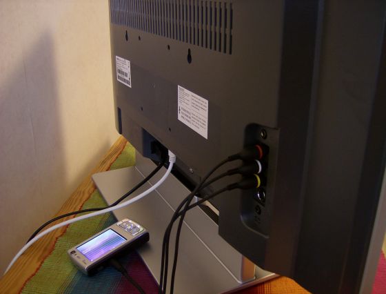 Nokia N95 plugged into TV