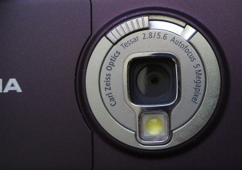 Nokia N95 has pre-set focus