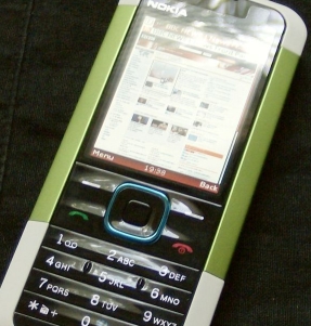 Nokia 5000 displaying BBC News website