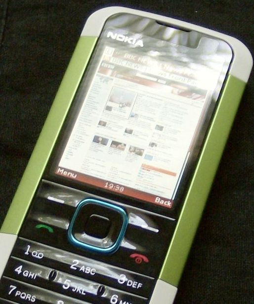 Nokia 5000 displaying BBC News website