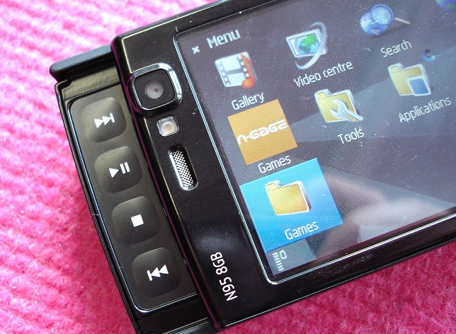 N95 8GB close up