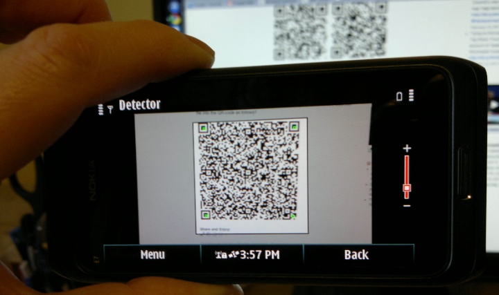 E7 reading a QR code