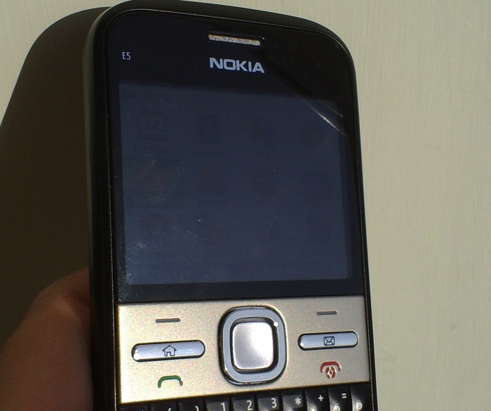 Nokia E5 in the sun