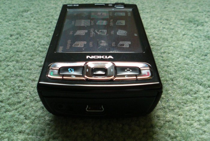The utterly black Nokia N95 8GB