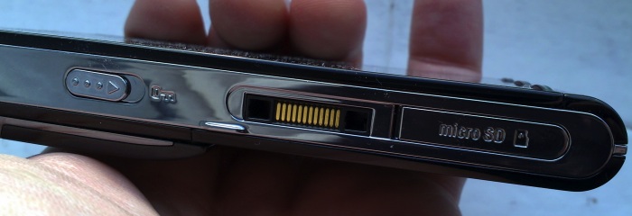 Sony Ericsson Satio - left hand ports