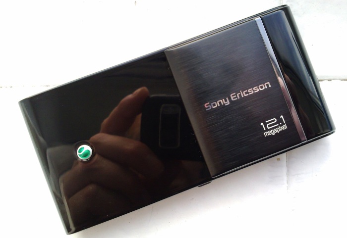 Sony Ericsson Satio - mix of materials