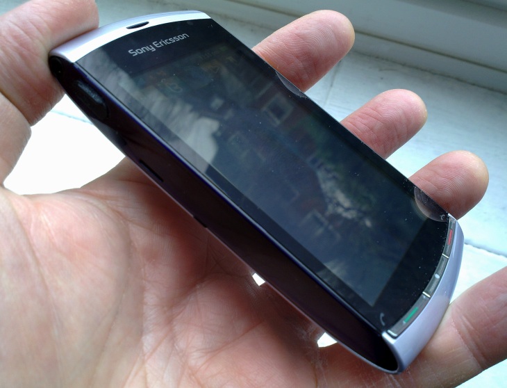 Sony Ericsson Vivaz up close (C) All About Symbian