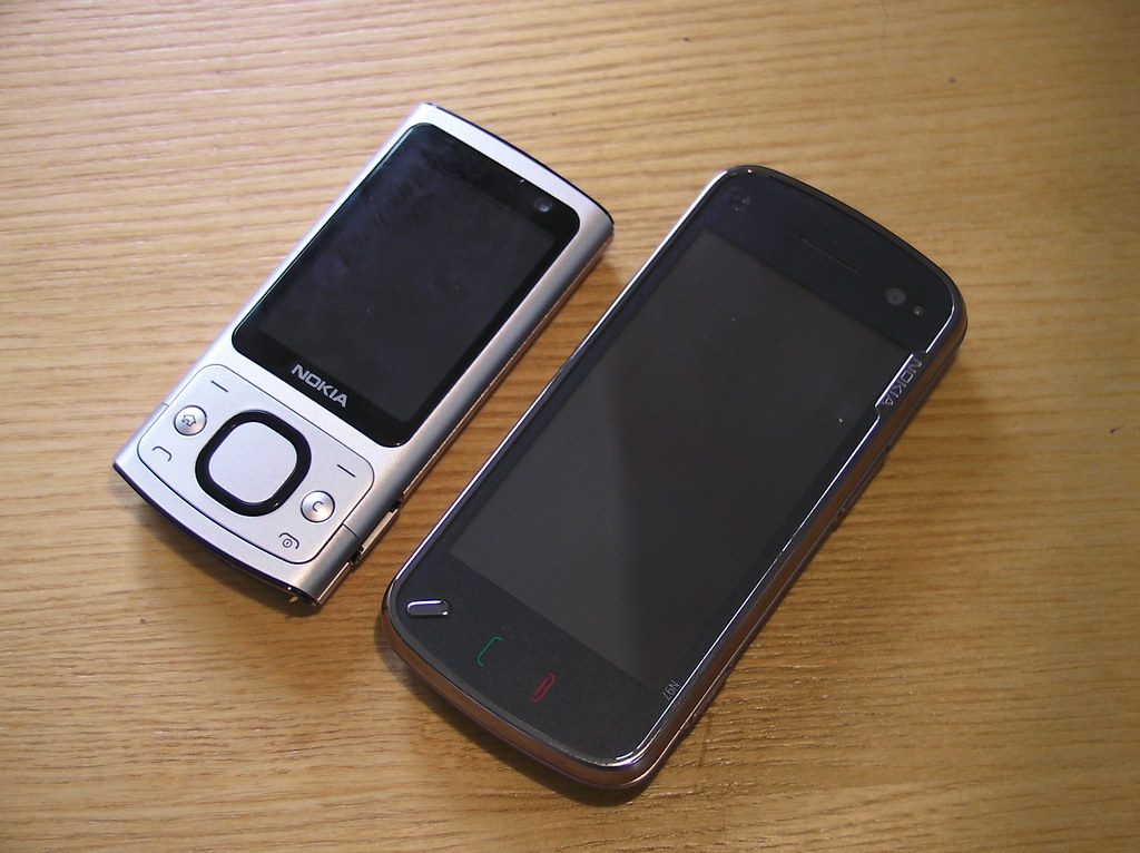 Nokia 6700s versus N97