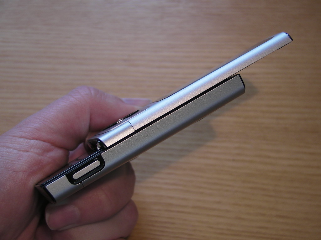 Nokia 6700 Slide from the side