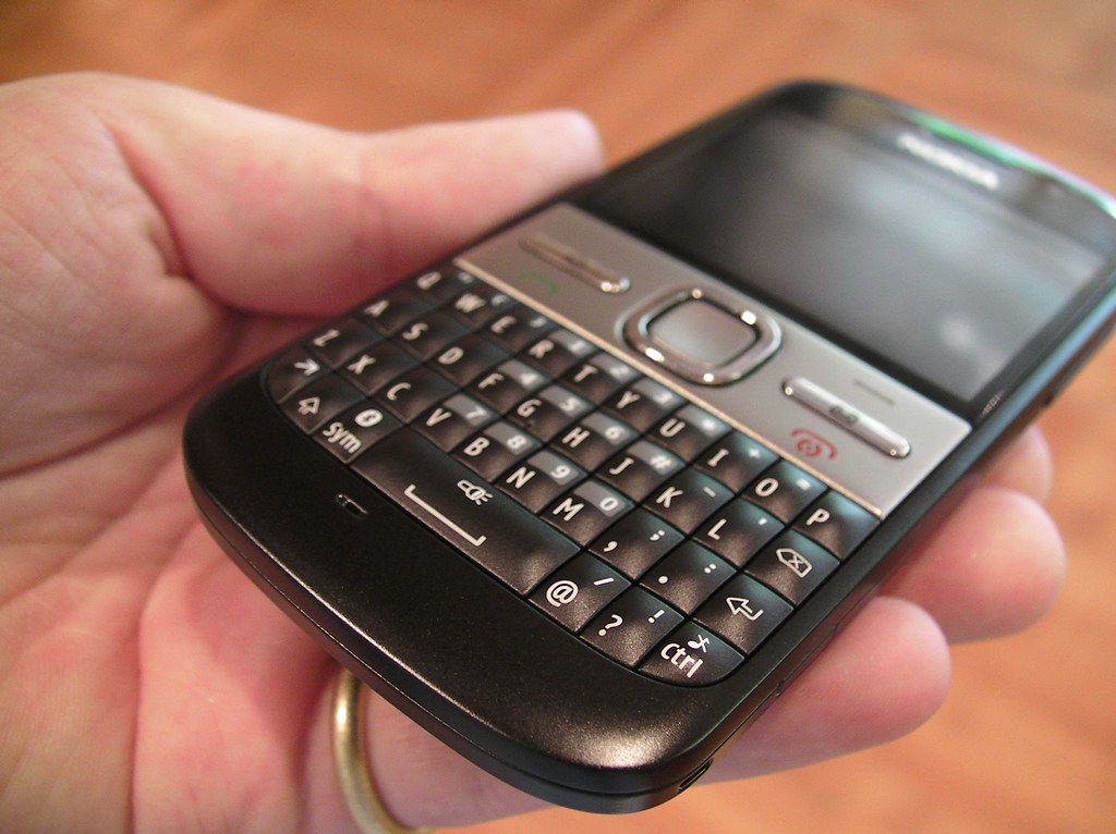 Nokia E5 in the hand