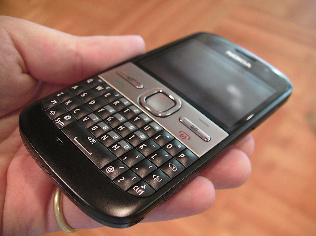 Nokia E5 in the hand