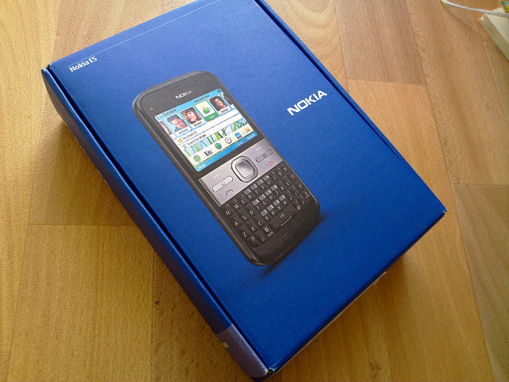 Nokia E5-00 box