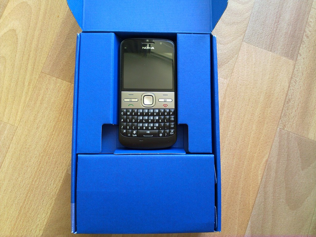Nokia E5 coming out of the box