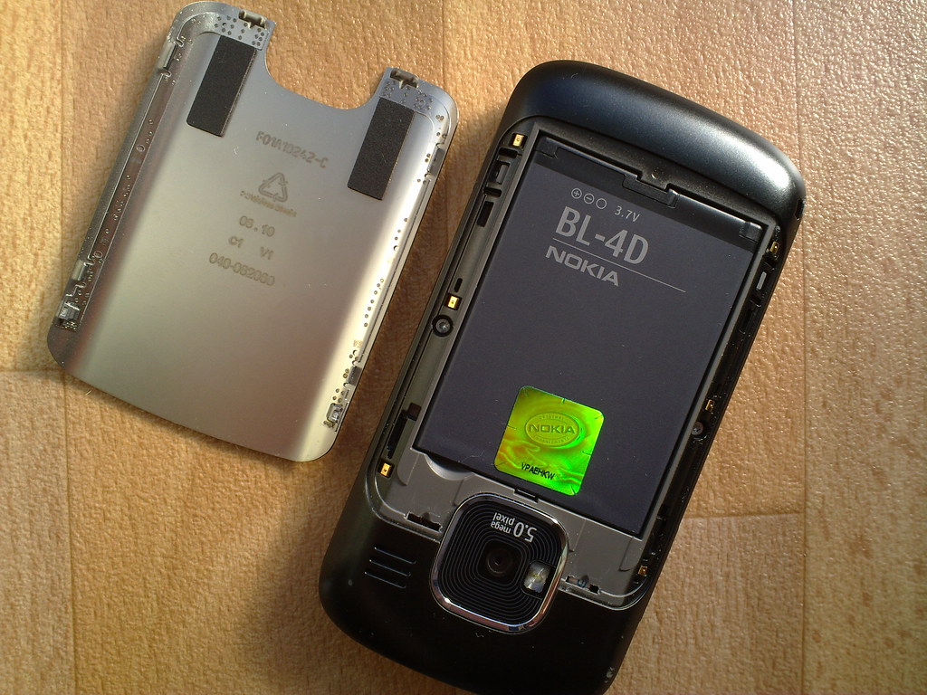E5's BL-4D battery