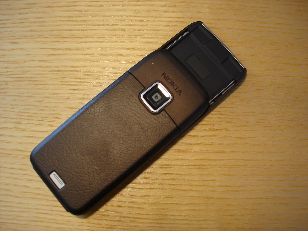 Back of the Nokia E65