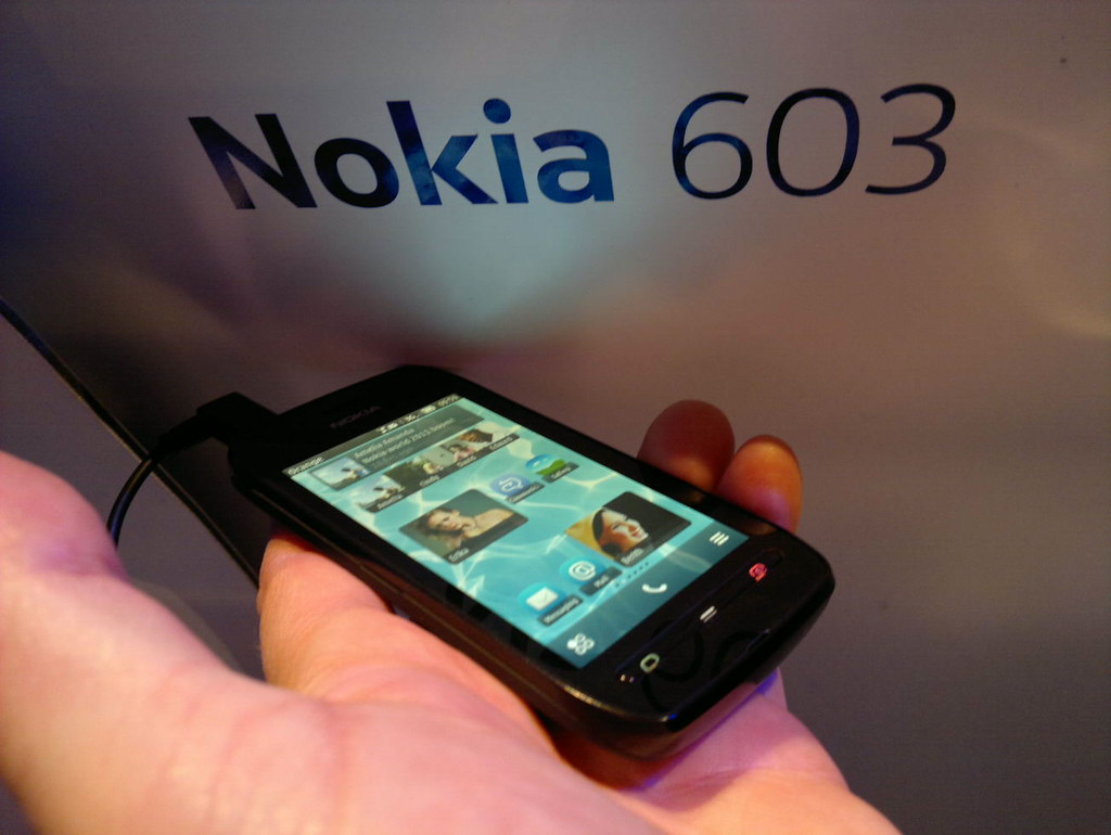The incredibly bright Nokia 603... Lighting up its own name on a shady stand corner...