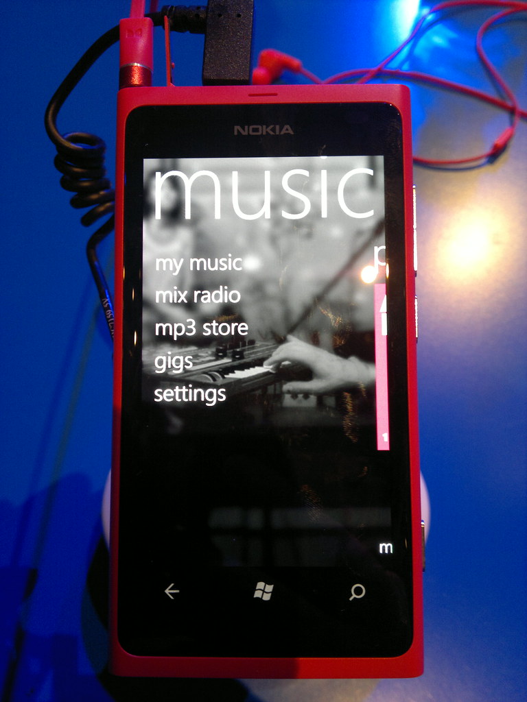 Music on Nokia 800